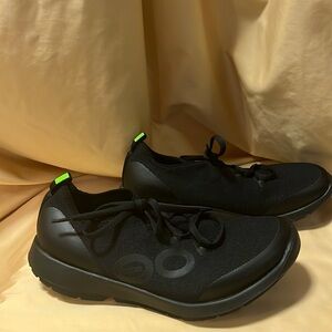 OOFOS sneaked never been worn size 1